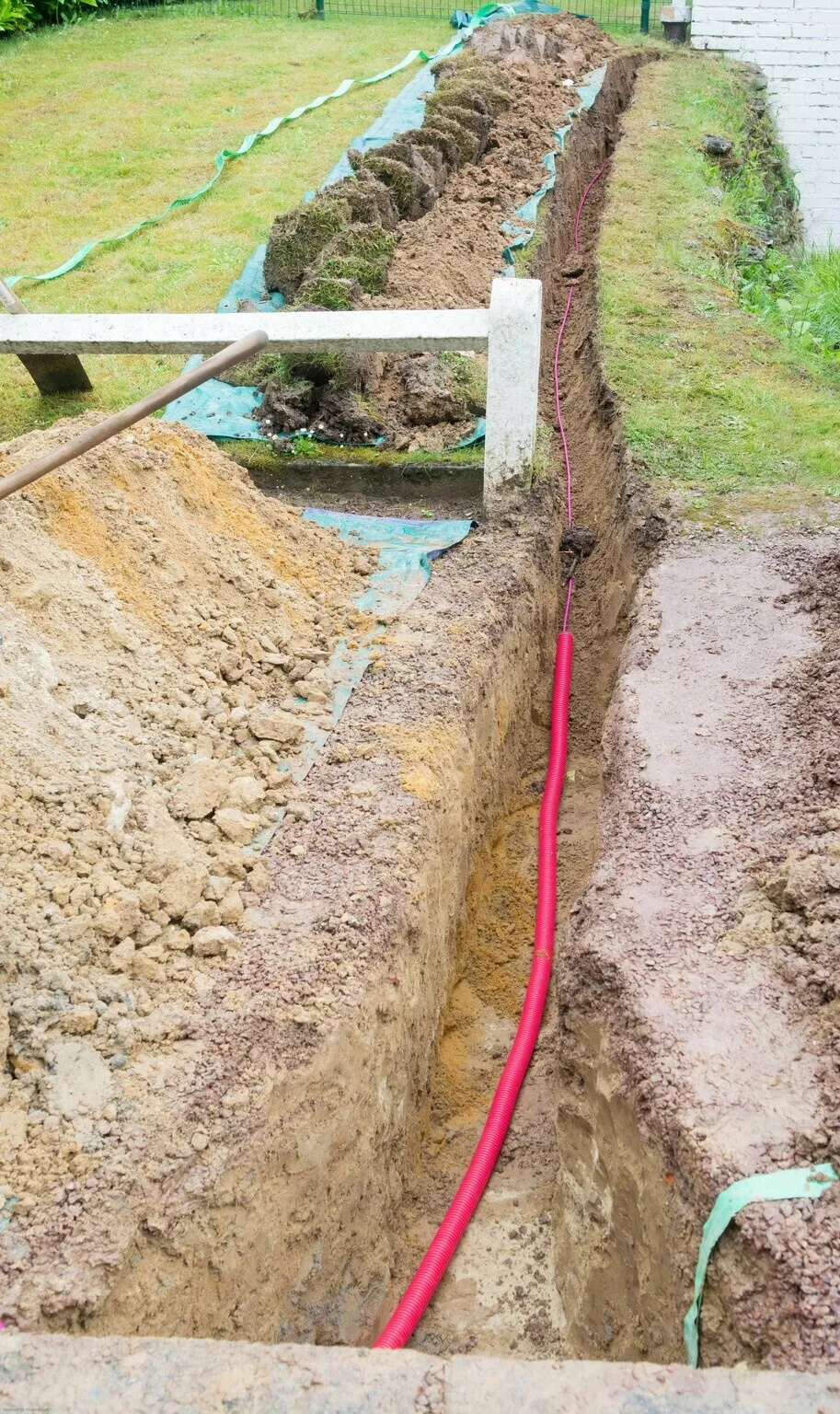 La fibre est amenée de la rue dans votre maison par une tranchée